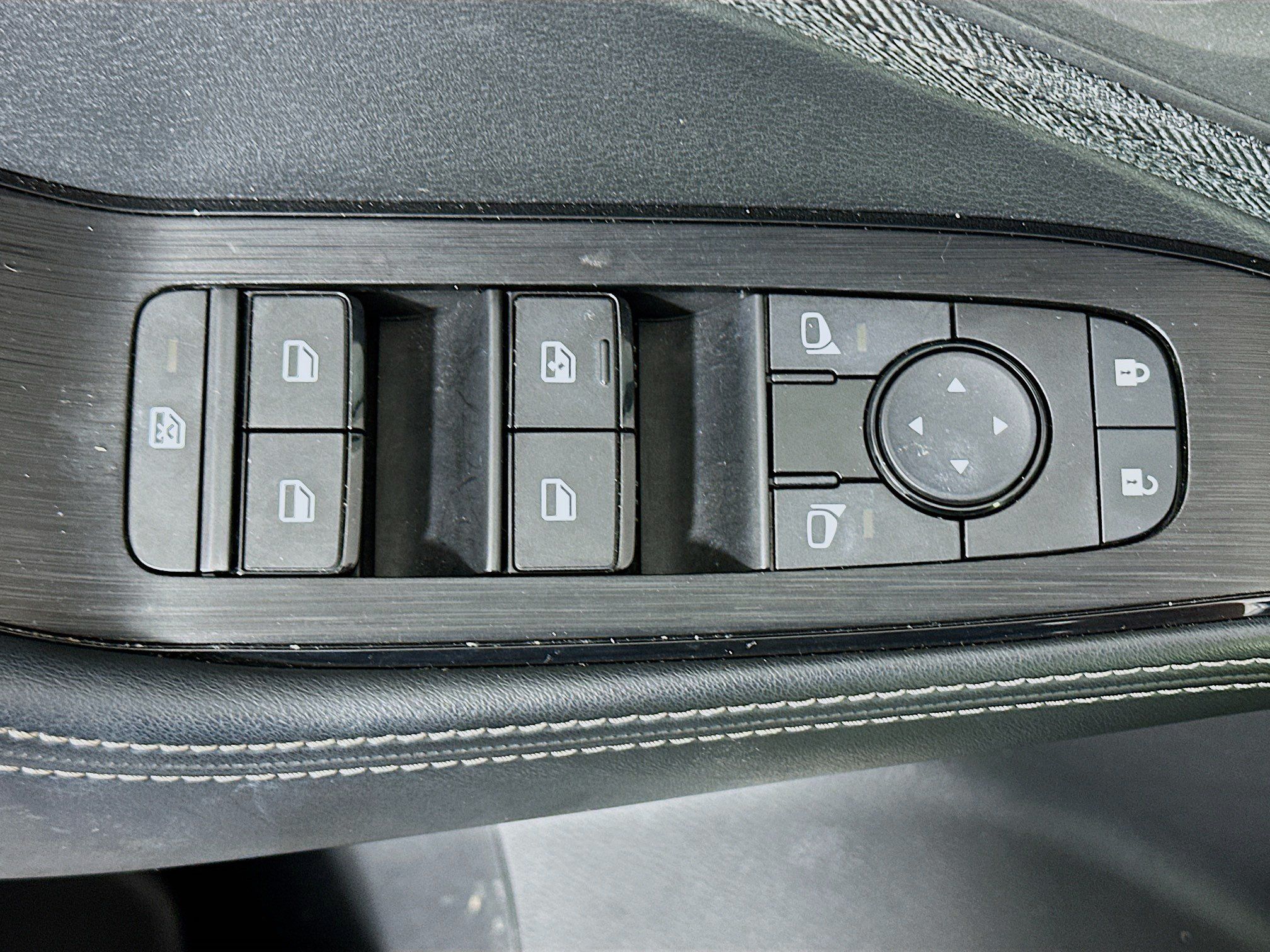 Used 2023 Nissan Rogue SV FWD image 15