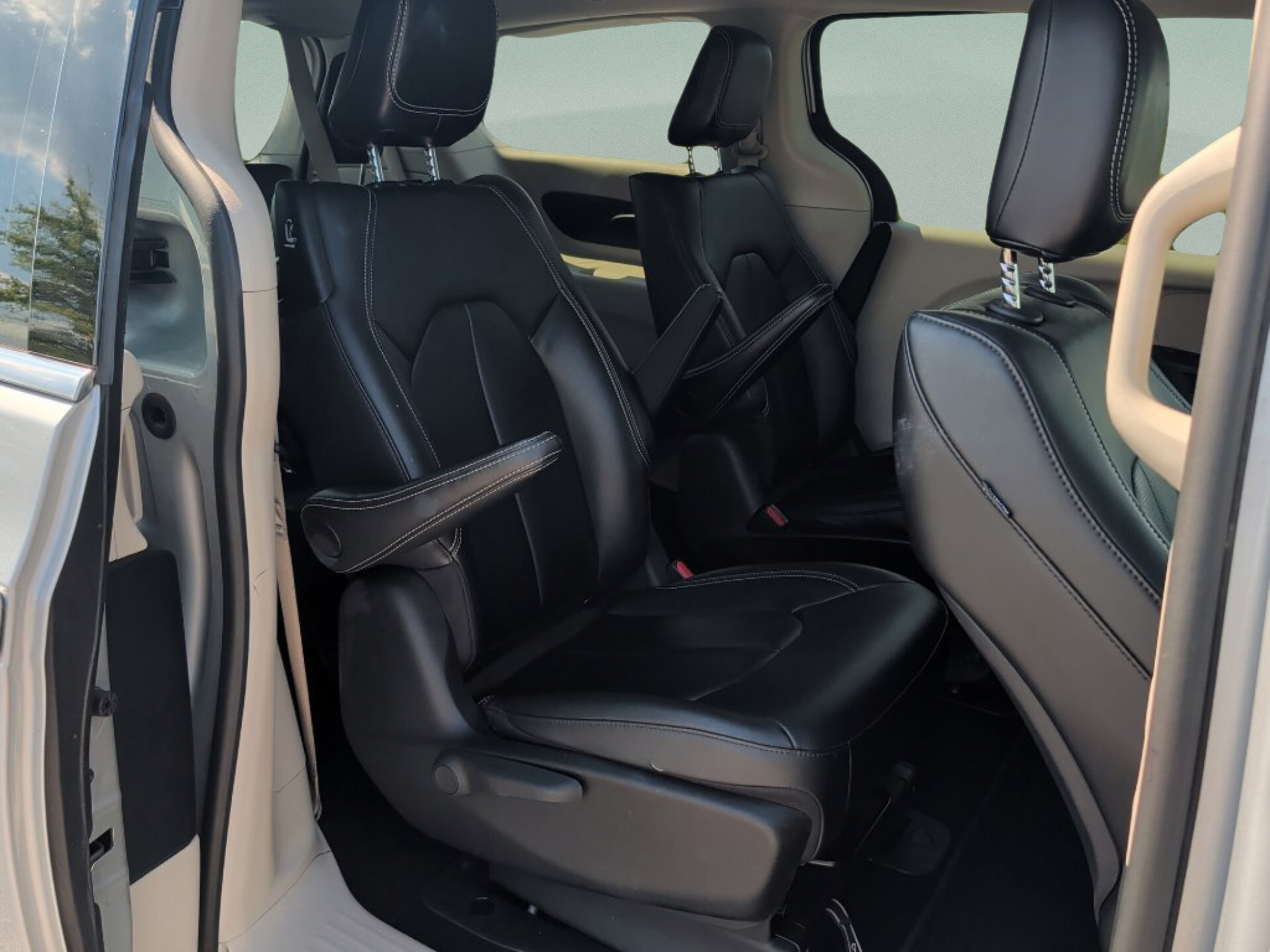Used 2024 Chrysler Pacifica Limited FWD image 54