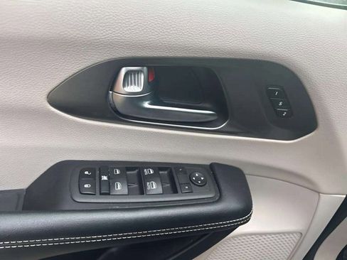 Used 2022 Chrysler Pacifica Touring-L image 11