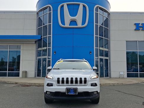 Used 2017 Jeep Cherokee Latitude w/ Cold Weather Group AWD/4WD image 2
