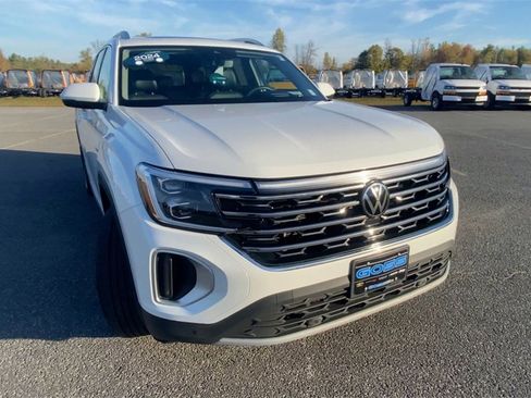 Used 2024 Volkswagen Atlas SEL image 3