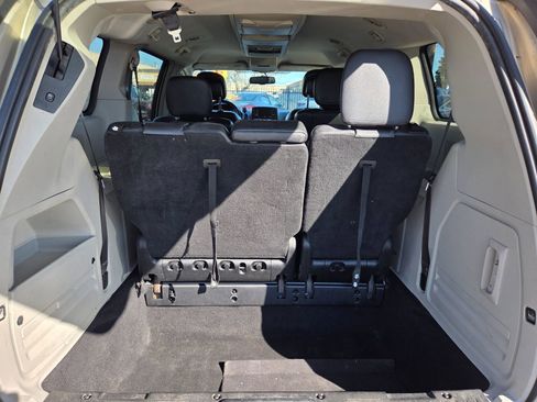 Used 2014 Chrysler Town & Country Touring image 12