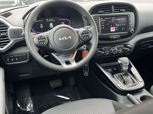 Used 2025 Kia Soul LX w/ LX Technology Package image 2