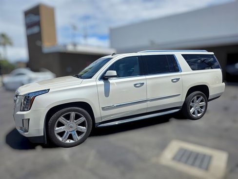 Used 2015 Cadillac Escalade ESV Luxury image 3