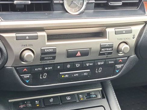 Used 2016 Lexus ES 300h w/ Luxury Package w/Wood Trim FWD image 25