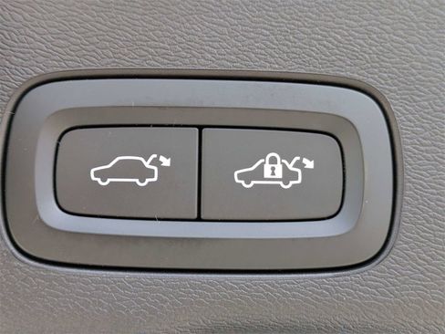 Used 2023 Volvo XC60 B5 Plus image 14