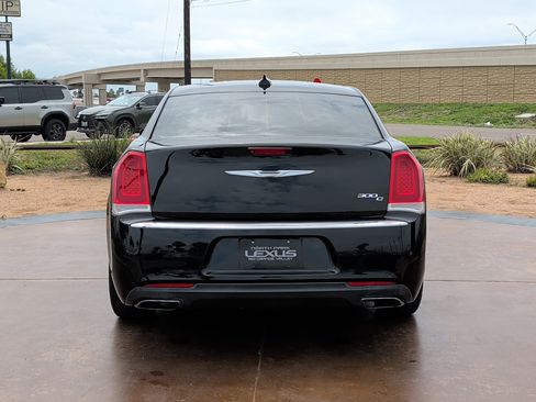 Used 2017 Chrysler 300 C image 3