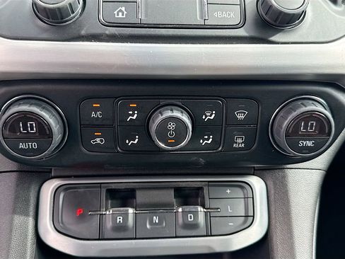 Used 2023 GMC Acadia SLT image 17