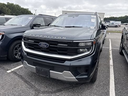 Used 2025 Ford Expedition Platinum w/ Driver's Package AWD/4WD image 7