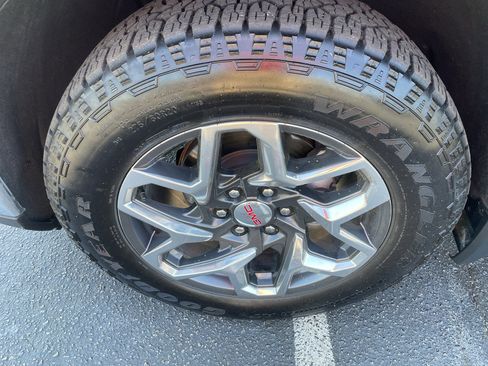 Used 2024 GMC Sierra 1500 SLE w/ X31 Off-Road Package image 7