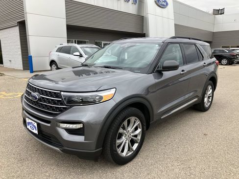 Used 2021 Ford Explorer XLT w/ Equipment Group 202A AWD/4WD image 2
