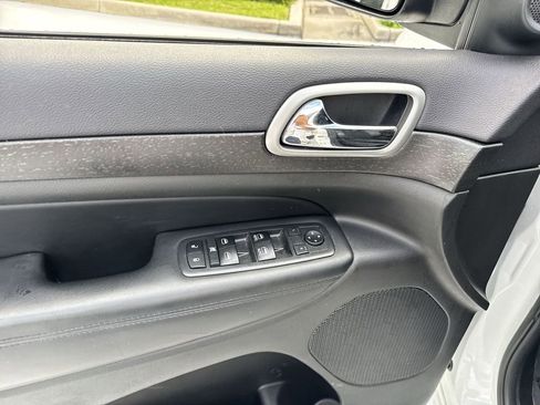 Used 2018 Jeep Grand Cherokee Altitude RWD image 40