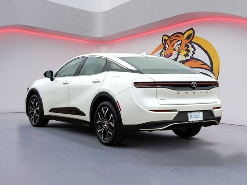 Used 2023 Toyota Crown XLE image 7