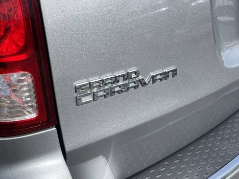 Used 2017 Dodge Grand Caravan SE w/ UConnect Hands-Free Group FWD image 8
