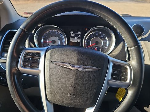 Used 2013 Chrysler Town & Country Touring image 23