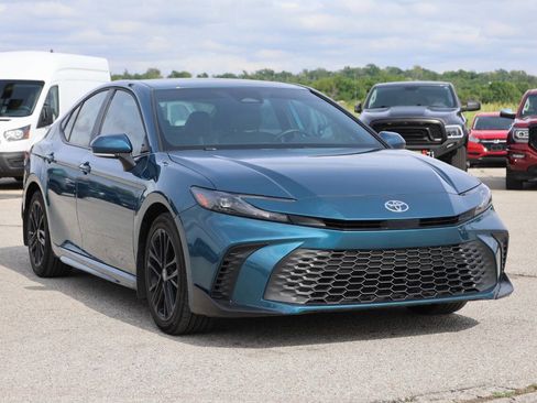 Used 2025 Toyota Camry SE FWD image 4