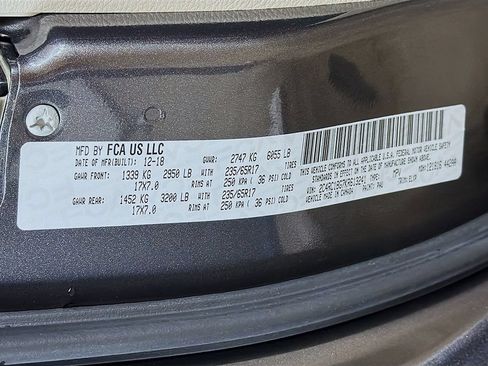 Used 2019 Chrysler Pacifica Touring-L FWD image 40