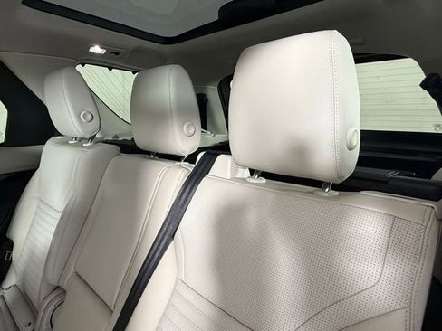 Certified 2025 Land Rover Discovery S image 23