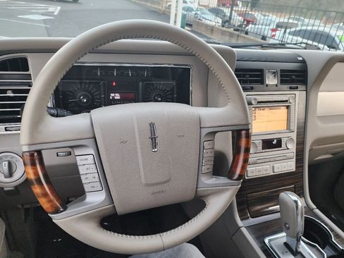 Used 2007 Lincoln Navigator Ultimate image 25