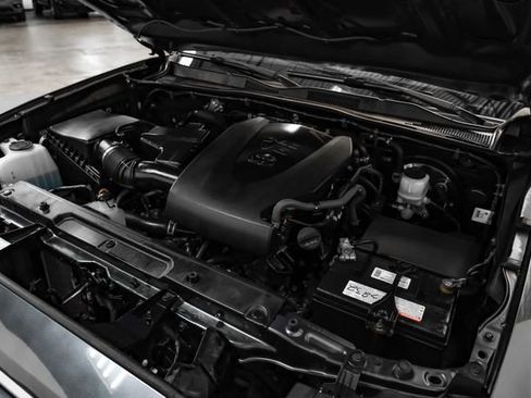 Used 2020 Toyota Tacoma SR5 RWD image 47