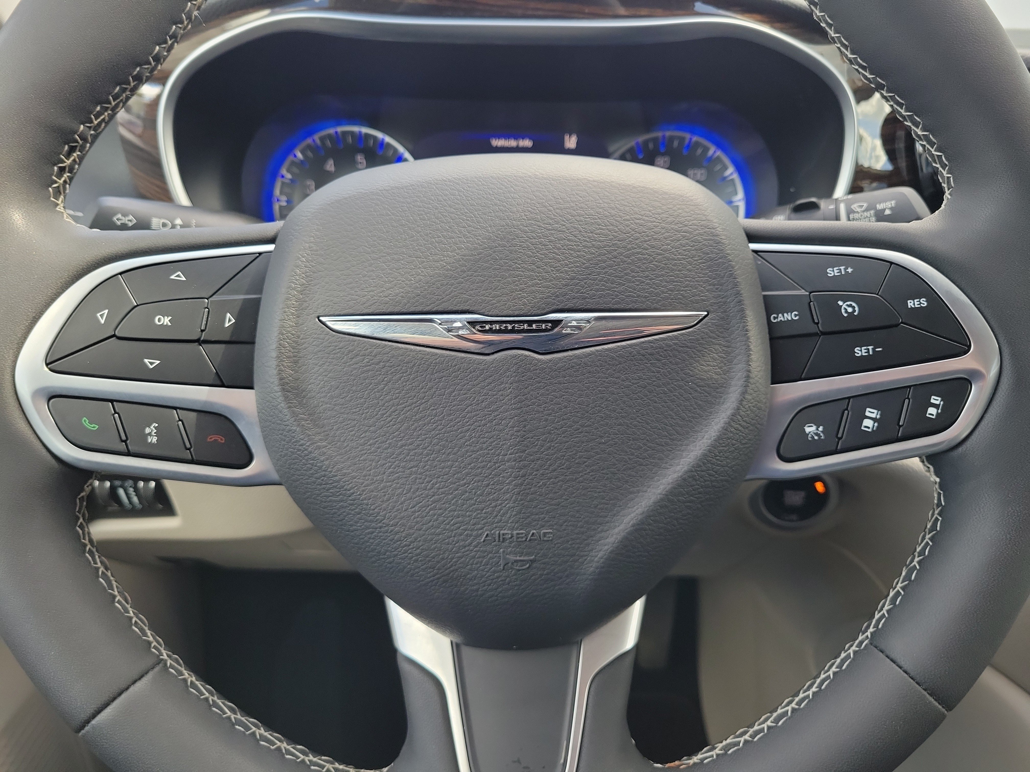 Used 2023 Chrysler Pacifica Limited FWD image 28