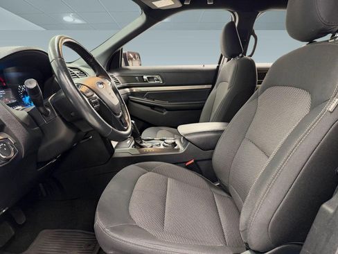 Used 2019 Ford Explorer XLT AWD/4WD image 4