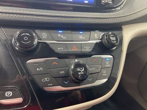 Used 2022 Chrysler Pacifica Touring-L FWD image 26