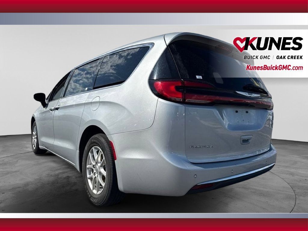 Used 2023 Chrysler Pacifica Touring-L FWD image 8