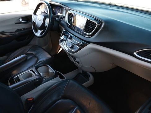 Used 2020 Chrysler Pacifica Touring-L Plus image 21