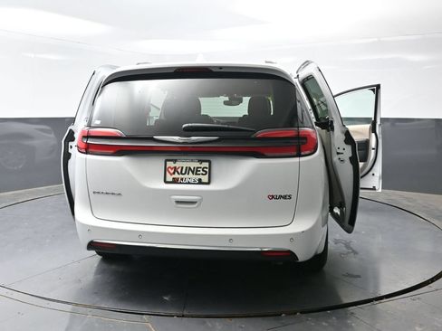 Used 2022 Chrysler Pacifica Touring-L FWD image 54