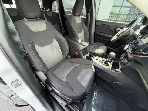 Used 2015 Jeep Cherokee Sport image 12