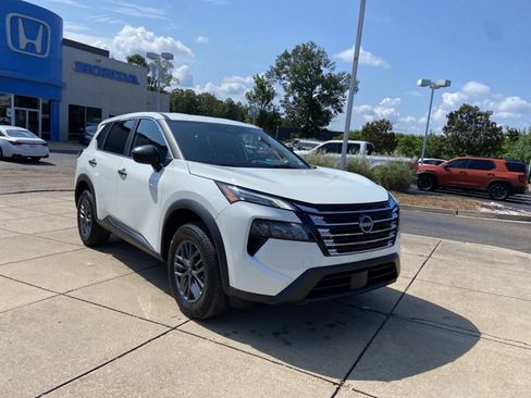 Used 2024 Nissan Rogue S FWD image 2