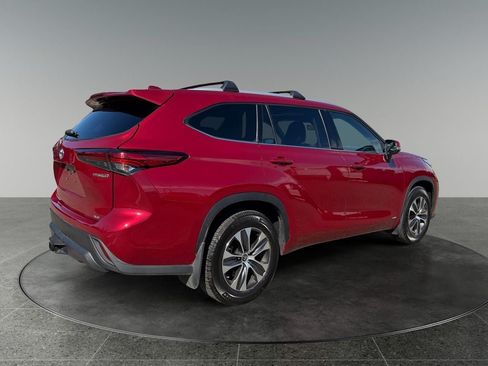 Used 2022 Toyota Highlander XLE AWD/4WD image 9