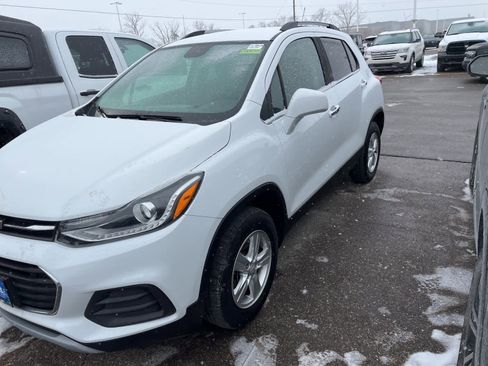 Used 2017 Chevrolet Trax LT w/ LT Convenience Package image 4