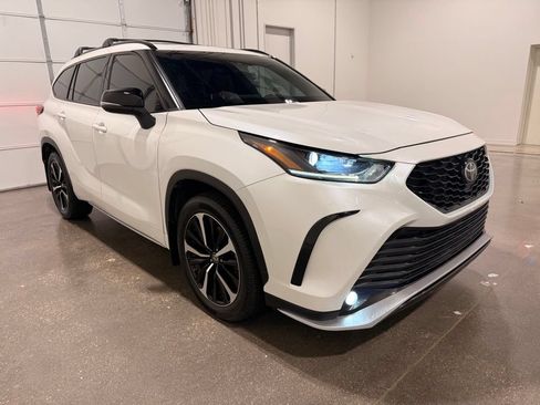 Used 2021 Toyota Highlander XSE FWD image 3