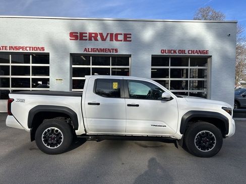 Used 2024 Toyota Tacoma TRD Off-Road w/ TRD Off Road Upgrade Package AWD/4WD image 2