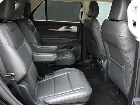 Used 2025 Ford Explorer Active w/ Active Comfort Package RWD image 16