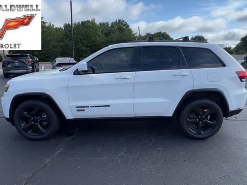 Used 2017 Jeep Grand Cherokee Laredo AWD/4WD image 5