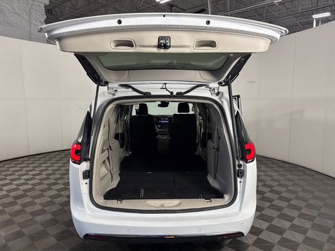 Used 2024 Chrysler Pacifica Touring-L image 10