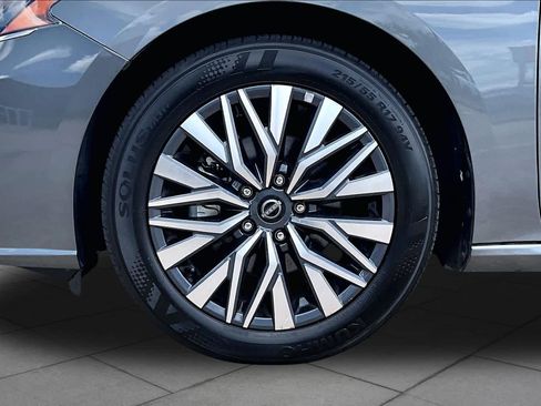 Used 2025 Nissan Altima 2.5 SV FWD image 10