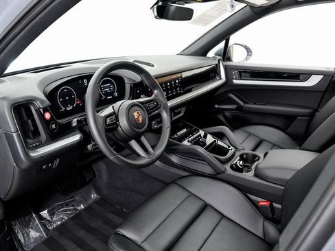 Used 2025 Porsche Cayenne image 4