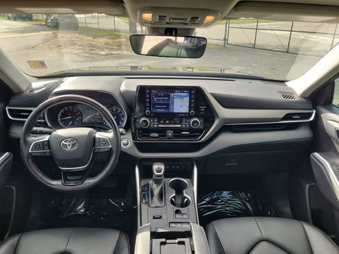 Used 2021 Toyota Highlander XLE FWD image 10