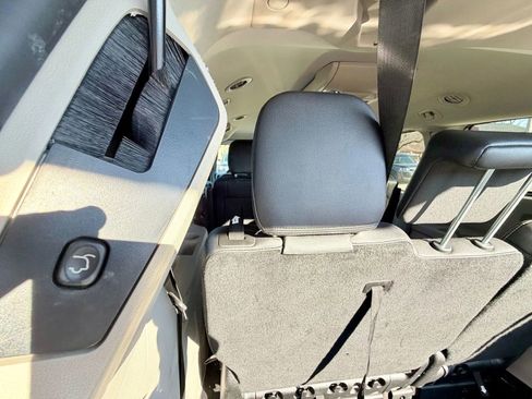 Used 2016 Chrysler Town & Country Touring FWD image 10