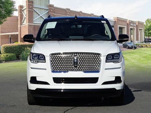 Used 2023 Lincoln Navigator Reserve image 2