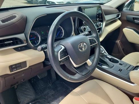 Used 2022 Toyota Highlander XLE AWD/4WD image 20