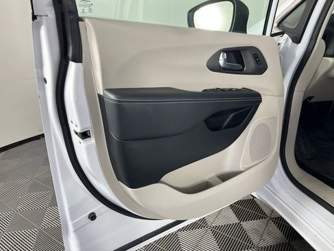 Used 2023 Chrysler Pacifica Touring-L FWD image 10