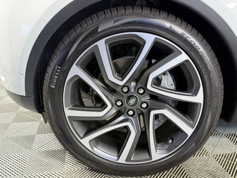 New 2025 Land Rover Discovery S image 9