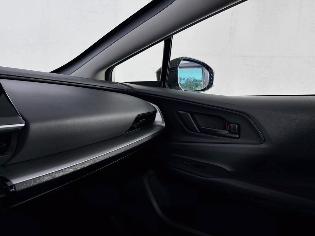 Used 2025 Toyota Prius LE FWD image 37