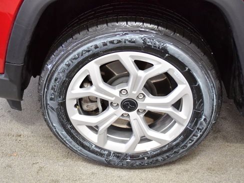 Used 2025 Jeep Compass Latitude w/ Sun & Sound Group AWD/4WD image 40