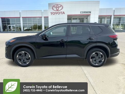 Used 2024 Nissan Rogue SV AWD/4WD image 2
